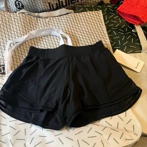NWT Lululemon Hotty Hot High-Rise Short 4" *Lace Trim, Sz 6, BLACK